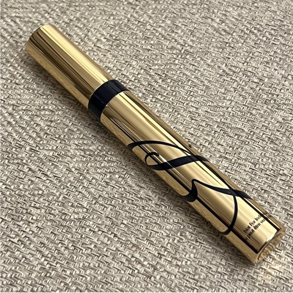 Estée Lauder Sumptuous Extreme Lash
Multiplying Volume Mascara Full Size - Picture 2 of 2